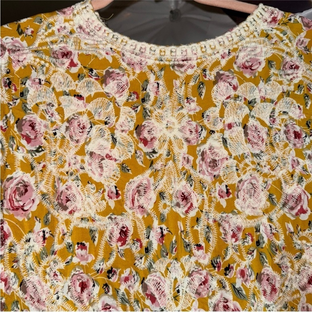 Floral Embroidered Women's Top - Picture 4 of 7